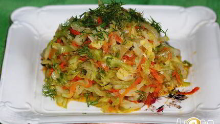 Молодая капуста тушеная с луком и морковкой