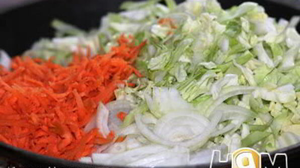 молодая капуста тушеная с луком и морковкой