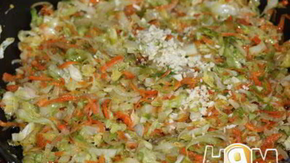 молодая капуста тушеная с луком и морковкой