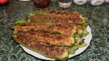 Острый перец, фаршированный мясом, в кляре