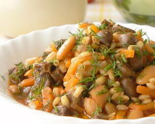 Перловая крупа с куриными сердцами и фасолью