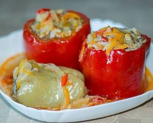 Сладкие перцы, фаршированные мясом, овощами и рисом
