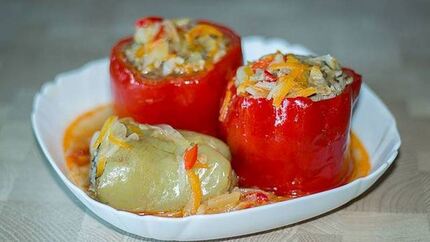 Сладкие перцы, фаршированные мясом, овощами и рисом