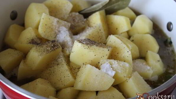 тушеный картофель с курицей и мангольдом