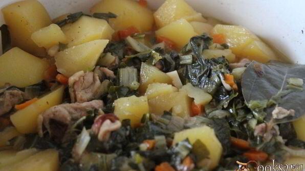 тушеный картофель с курицей и мангольдом