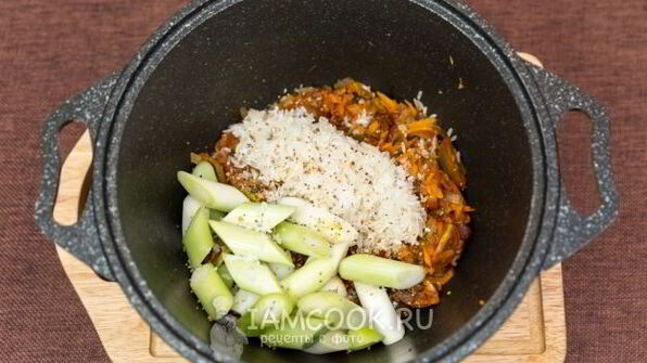тушеный лук-порей с рисом и овощами