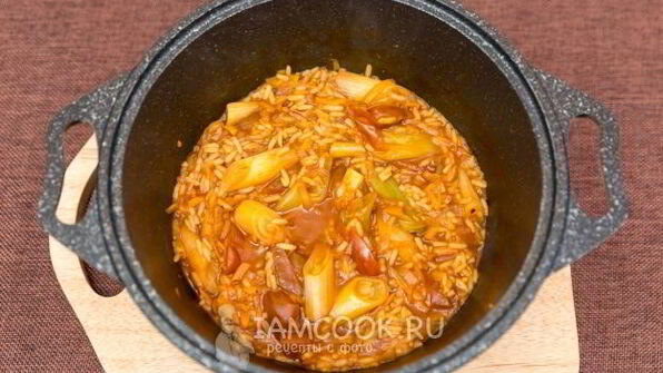 тушеный лук-порей с рисом и овощами