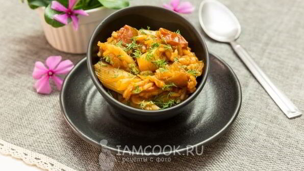 тушеный лук-порей с рисом и овощами