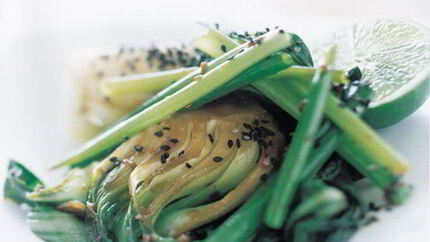 Жареная капуста бок-чой с луком-шалотом