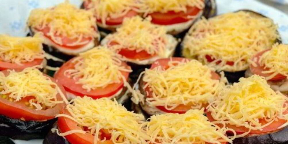 Рецепт жареных баклажанов с чесноком и помидорами