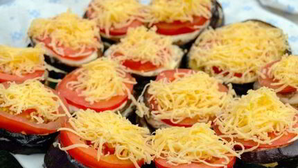 Жареные баклажаны с чесноком и помидорами