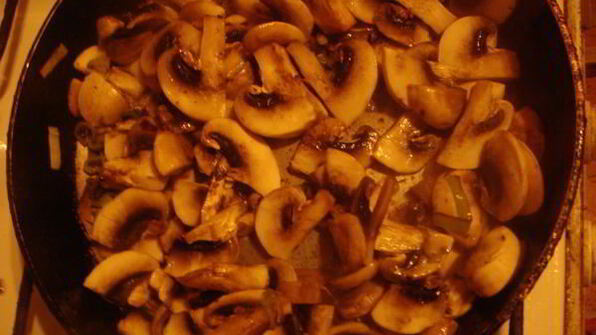 говяжья печень с грибным соусом