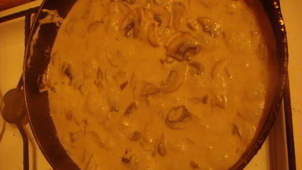 говяжья печень с грибным соусом