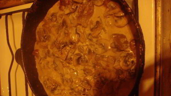 говяжья печень с грибным соусом