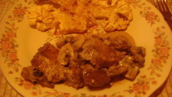 говяжья печень с грибным соусом