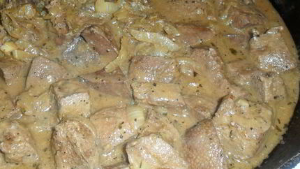 Говяжья печень, тушенная в сметане