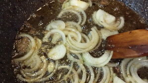 говяжья печень в сметанном соусе