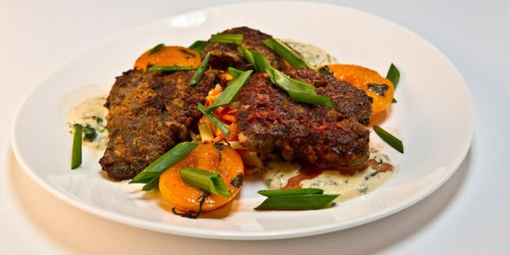 Рецепт хрустящей говяжьей печени с пряными персиками