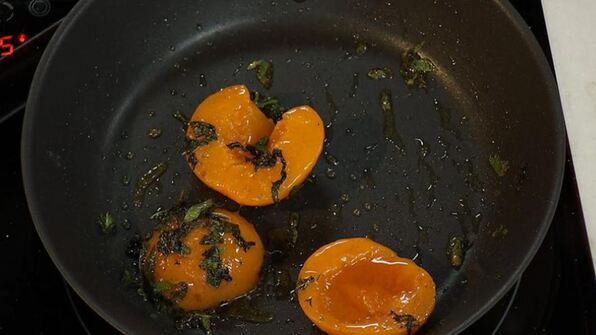 хрустящая говяжья печень с пряными персиками