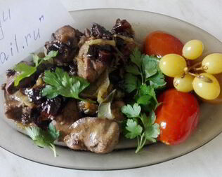 Куриная печень с черносливом