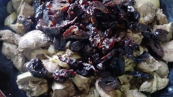 куриная печень с черносливом
