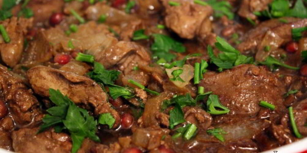 Рецепт куриной печени с гранатом и кунжутным соусом