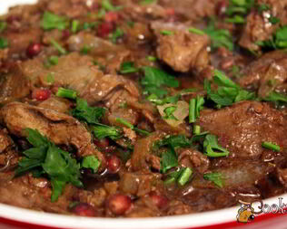 Куриная печень с гранатом и кунжутным соусом