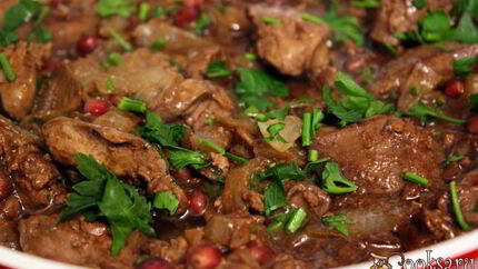 Куриная печень с гранатом и кунжутным соусом