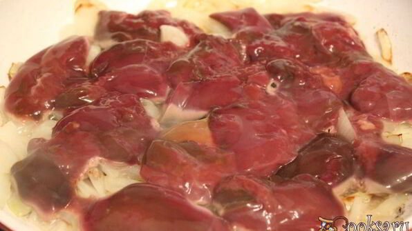 куриная печень с гранатом и кунжутным соусом