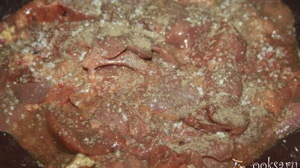 куриная печень с овощами в сметанном соусе