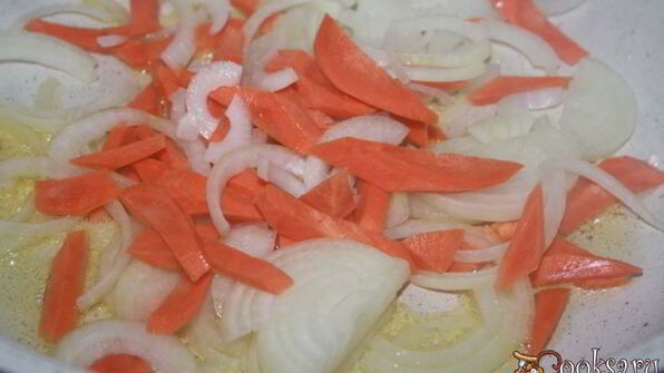 куриная печень с овощами в сметанном соусе