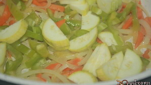 куриная печень с овощами в сметанном соусе