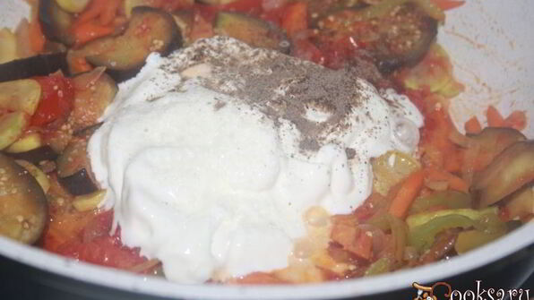 куриная печень с овощами в сметанном соусе