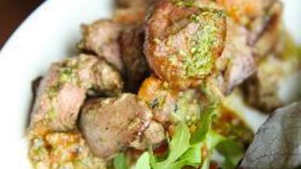 Куриная печень с песто и помидорами