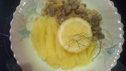 Куриная печень с яблоками под сметаной