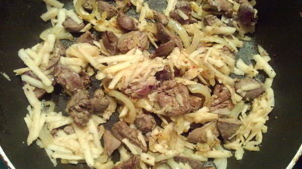 куриная печень с яблоками под сметаной