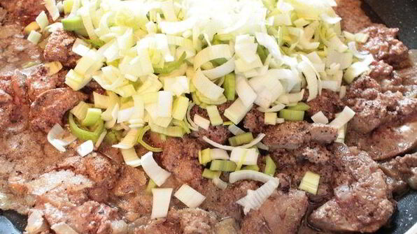 куриная печень в ароматном соусе