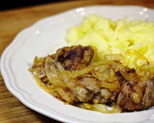 Куриная печень, жареная с луком