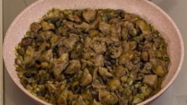 куриная печень, жаренная с грибами и гречкой