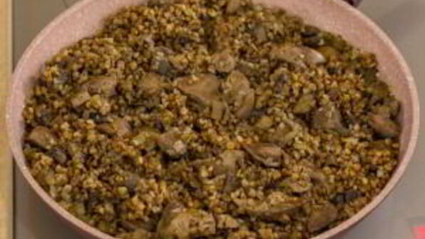 куриная печень, жаренная с грибами и гречкой