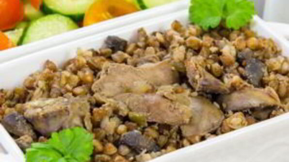 куриная печень, жаренная с грибами и гречкой