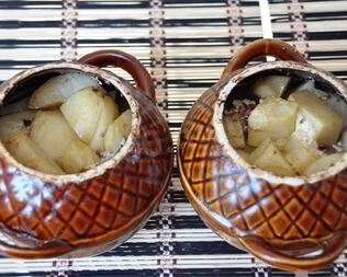 Печень с грибами запеченная в горшочке