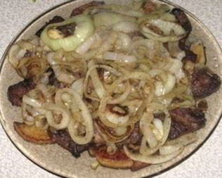 Печень с луком и яблоками по-берлински