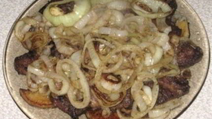 Печень с луком и яблоками по-берлински