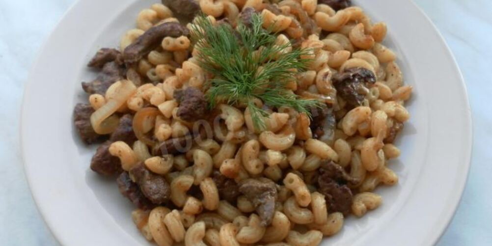 Рецепт печени с макаронами и луком
