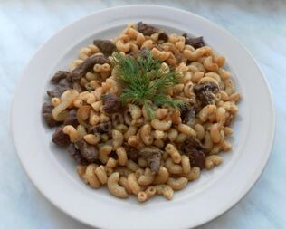 Печень с макаронами и луком