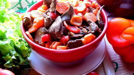 Печень в горшочке в сметанно-томатном соусе с овощами