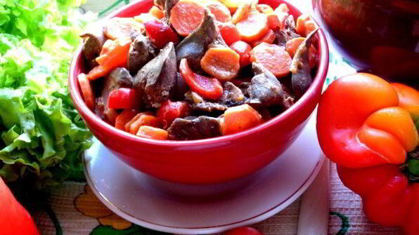 печень в горшочке в сметанно-томатном соусе с овощами