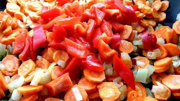 печень в горшочке в сметанно-томатном соусе с овощами