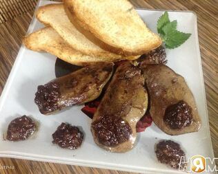 Жареная фуагра с шоколадным соусом